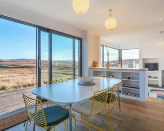 Architect designed eco house with stunning loch and Mountain Views - Dunvegan - Essbereich