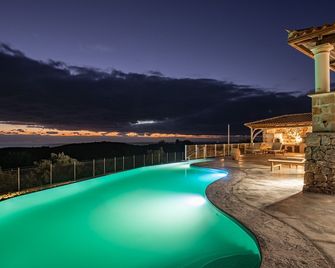 Stonemill Villa, A Sumptuous Escape, By Thinkvilla - Skinaria - Piscina