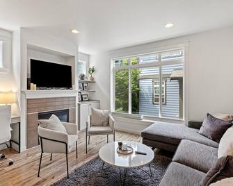 Lux Modern Townhome -Parking + Patio + Pet & Lake! - Seattle - Pokój dzienny