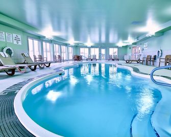 Holiday Inn Express & Suites Dieppe Airport By IHG - Dieppe - Piscina