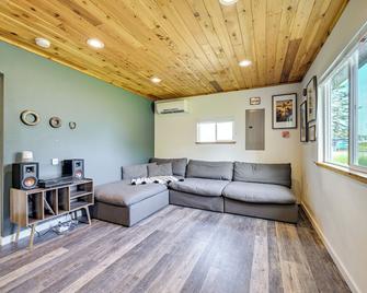 Walk to Beach: Creek-Front Sekiu Home w/ Fire Pit! - Sekiu - Wohnzimmer