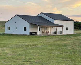 Brand new in January 2024! Just minutes from lake, fishing, hunting, & hiking! - Hot Springs - Budova