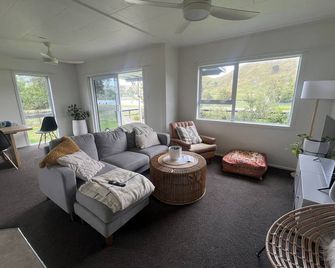 Great river views from this cute modernised and homely cottage! - Tolaga Bay - Sala de estar