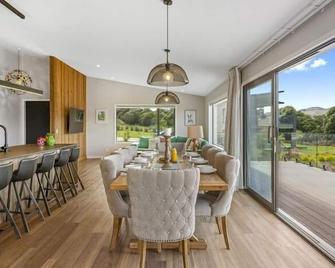 Sherwood Lakeview Retreat - Luxury Home - Kinloch - Comedor