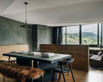 Moody Luxury Home in the Wine Region - Richmond - Dining room