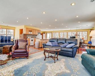 Waterfront Forest Lake Studio w/ Shared Dock! - Forest Lake - Living room