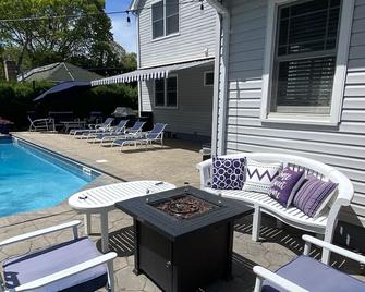 Hamptons Oasis with Heated Pool - Hampton Bays - Piscina