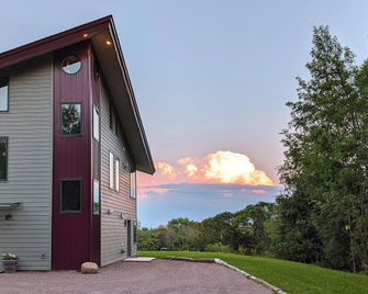 Starry Ridge Retreat: Champlain & Mtn Vistas - South Hero - Building