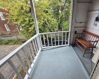 Location, is the key for this 3 bedroom! - Hartford - Balcony