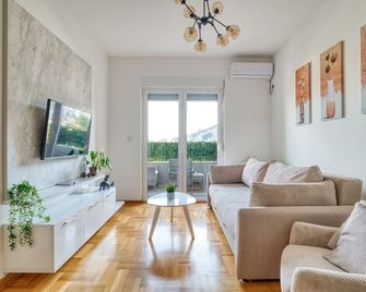 Azure Apartments - Budva - Living room