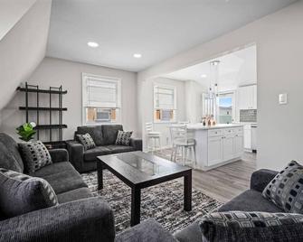 Beach Getaway Parking 2 blocks to Beach - Brigantine - Living room