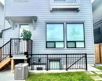 Sparsh Villas - Luxurious & Stylish 2br Psuite - Langley