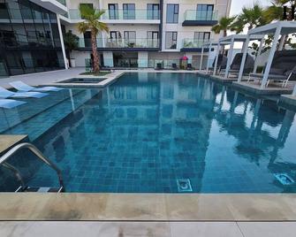 7 By Aurora 202 - Dubai - Pool