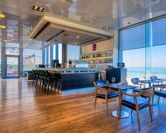 Crowne Plaza Tel Aviv Beach by IHG - Tel Aviv - Bar