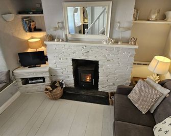 Beach Hill Cottage - Truro - Living room
