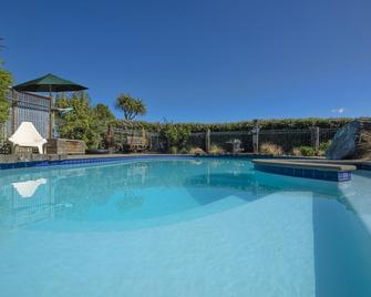 St Leonards Vineyard Cottages - Blenheim - Havuz