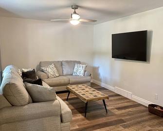 Beautiful 4 Bedroom Cottage Next to the Pinery! - Grand Bend
