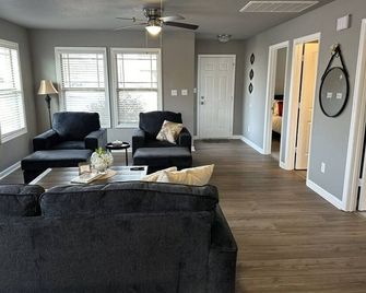 Cozy Corner 7 miles from Toyota Field and Redstone Arsenal - family-friendly! - Madison - Living room