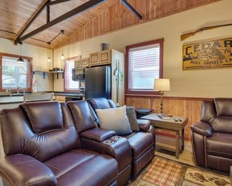 Lakefront Bull Shoals Cabin Rental Pets Welcome! - Bull Shoals - Living room