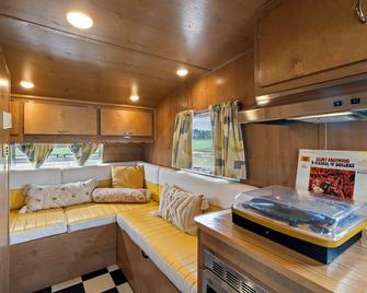 Blue Skies Retro Resort Pool-Fireplace - Fredericksburg - Sala de estar