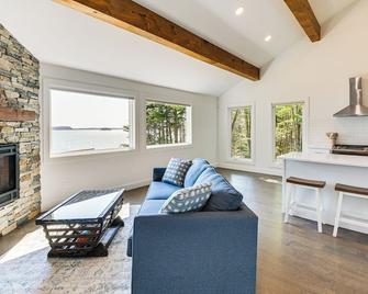 Waterfront Roque Bluffs Hideaway w/ Private Beach - Machias - Sala de estar