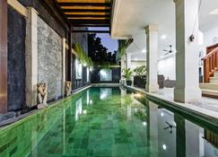 2 BR Villa Mienna, 2 Mins Walk to Restaurants - Kuta - Pool