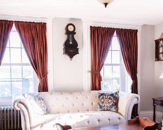 The Clipper - 1747 Historic Isaac Pierce House 1st Floor - Somerset - Living room