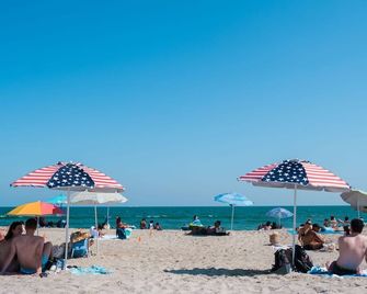 The Beach House NY, a beach block home in Far Rockaway with a vibe - Queens - Beach