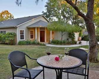 Wine Barrel Cottage - Graceful Charm and Fun in Los Olivos - Los Olivos - Patio