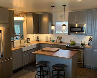 4 Bedroom Lake House on northern tip of upstate New York. - Kendall - Kitchen