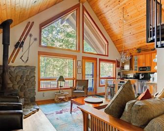 Chalet w/ River Access, Hot Tub, Game Room, Deck - Welches - Living room