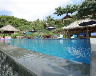 Artati Lombok Bungalows & Restaurant - Kuta - Pool