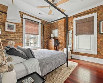 Apartment in the arts district appointed and operated by interior design firm - Richmond - Bedroom