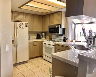 Tranquil 3 bed 2.5 bath Home with panoramic views and private backyard - Lake Forest - Kitchen