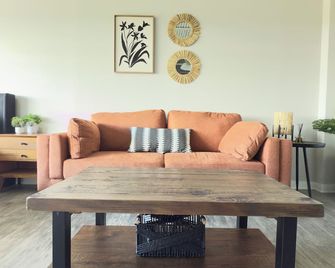 Scenic Serenity, dtown, gym, free parking - Mobile - Living room