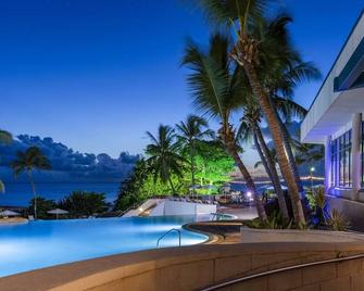 Beachfront Bliss: 3 Oceanview Suites w/ Access to Two Pools & Relaxing Spa - Bridgetown - Piscina