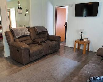 Cozy & Spacious Home minutes From Lake Gaston - Bracey - Living room