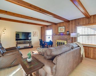 Adobe Home in Albuquerque with Covered Patio - Albuquerque - Living room