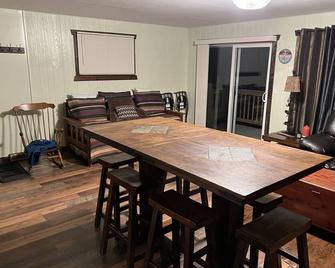 Unique Lake Condo W/ Walking distance from downtown amenities - Beaver Dam - Eetruimte