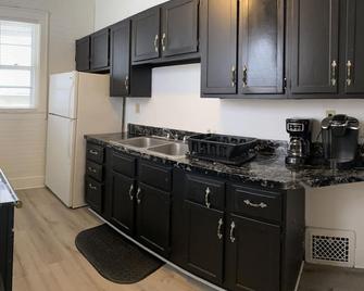 2 Bedroom Cozy Cottage Retreat - Sioux City - Kitchen