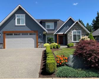 Luxury Vacation Home Away from Home - Courtenay - Building