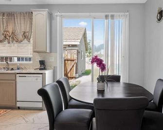 3-bedroom house in brilliant Suisun with WiFi, AC. Enjoy your stay - Vallejo - Ruokailuhuone