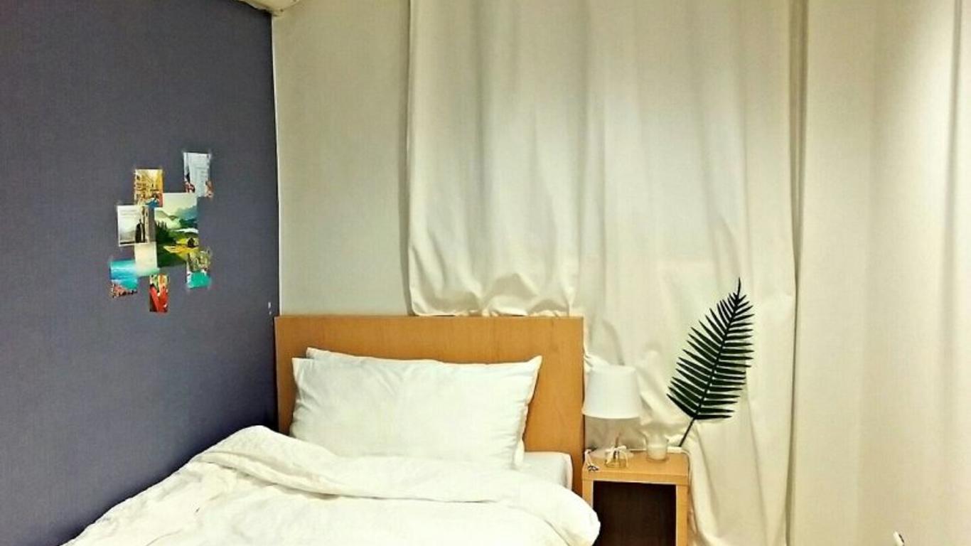 Chris Hostel