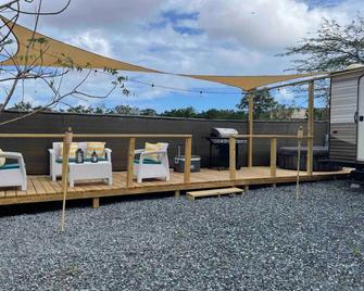 Enjoy a cozy space in a RV Camper w/hot tub, near beaches. - Lajas - Innenhof