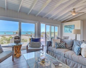 #1 Villa with Swim Up Pool Bar, Hot Tub, Pickle Ball,Private Beach-Solar Powered - Staniel Cay - Living room