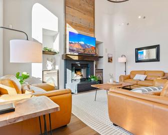 Beautiful views of the front range, and ample space to host large groups - Colorado Springs - Sala de estar
