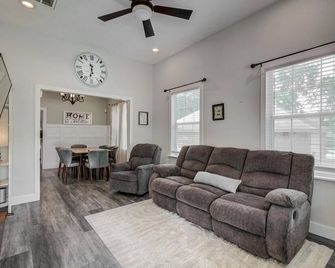 Charming Green Cottage in Shepherd, TX - Shepherd - Sala de estar