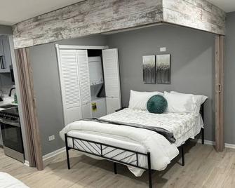 Convenient Mid and Extended Stay Near Airport - Franklin Park - Bedroom