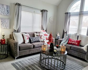 Amazing/Entire house 5 min away from the Airport - Louisville - Living room