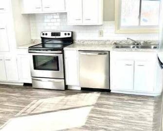 4 Bed 3 bath clean , spacious all brick home , welcome families and work groups - Winchester - Küche